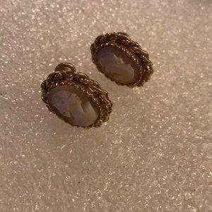Vintage engraved shell cameo earring